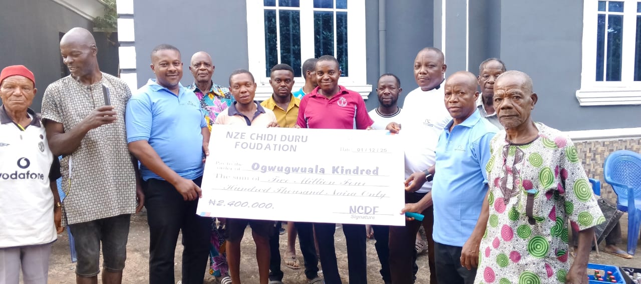 NZE CHIDI DURU, OON, GIVES GRANT TO OGWUGWUALA PEOPLE OF NKPOLOGWU, ANAMBRA STATE.